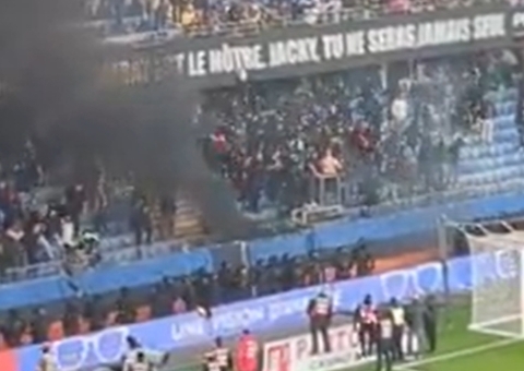 Sinalizadores causam incêndio e partida é adiada na França; vídeo