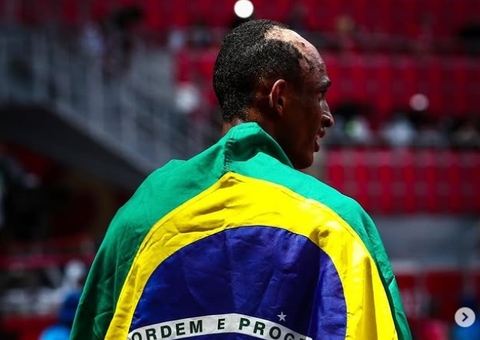 Alison Santos toca barreira, se recupera e vai à final do Mundial de Tóquio