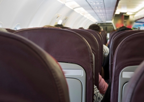Passageiro terá de pagar mais para inclinar assento em aérea canadense; entenda