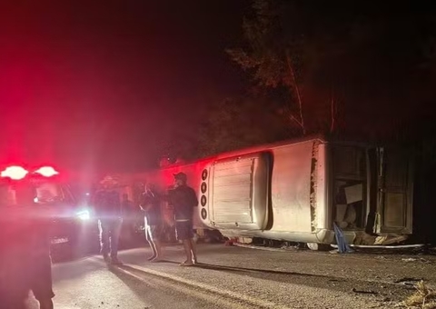 Ônibus tomba na BR-423 e deixa ao menos 13 mortos no Pernambuco