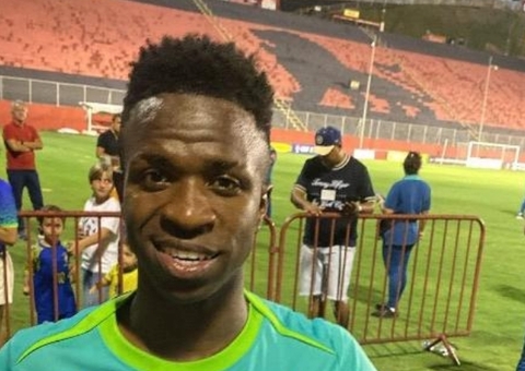 Vini posa com camisa de torcida LGBT do Bahia