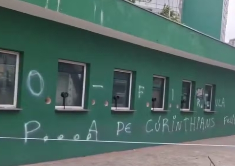 Muros da sede do Palmeiras são pichados após derrota para o Corinthians