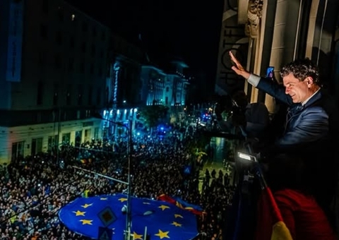 Candidato pró-União Europeia vence admirador de Trump na Romênia