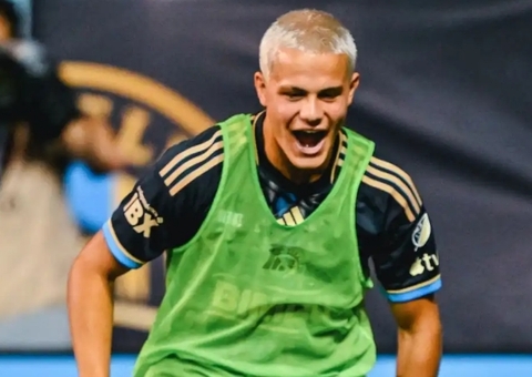 Jogador estreia com 14 anos e quebra recorde nos EUA