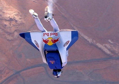 Paraquedista que saltou da estratosfera morre em acidente aos 56 anos