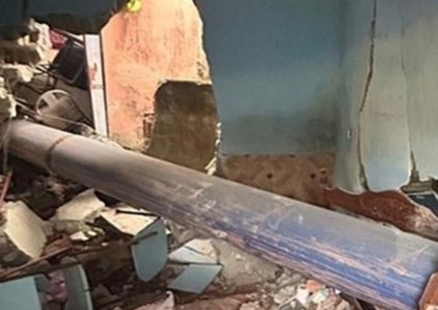 Idosa morre esmagada dentro de casa por cano que caiu de caminhão