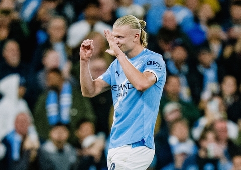 City aproveita expulsão, martela e vence Napoli em estreia na Champions