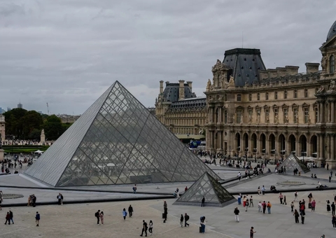 Coroa de imperatriz roubada do Louvre é encontrada
