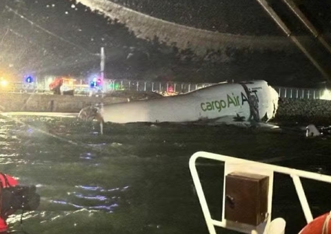 Avião de carga derrapa na pista e cai no mar em Hong Kong; 2 morrem