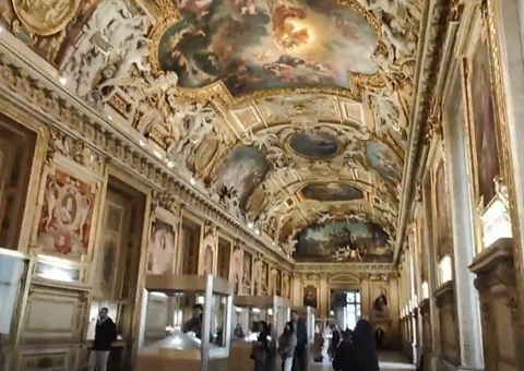 Brasileira filma estrondos em salão no Louvre alvo de assalto