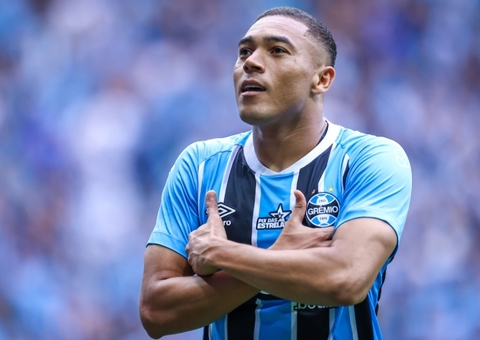 Carlos Vinicius e Amuzu decidem, Grêmio bate Vasco e sobe no Brasileirão
