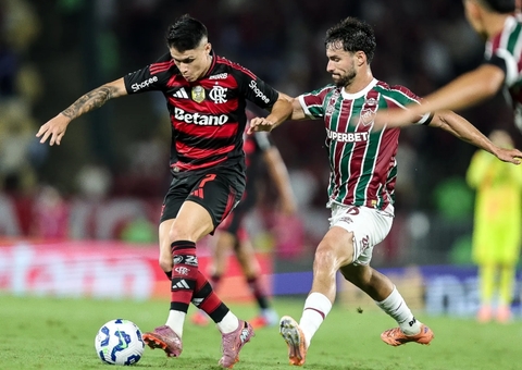 Flamengo perde do Fluminense e vê Palmeiras a dois pontos no Brasileiro