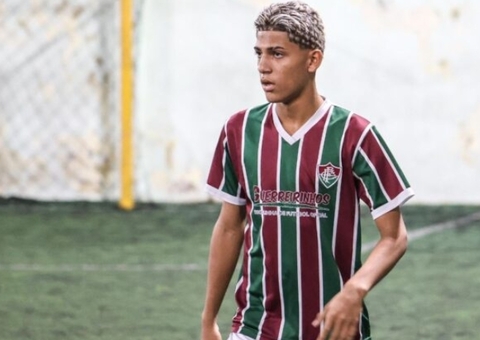 Campeão na estreia pelo Fluminense, ex-aluno da Guerreirinhos Manaus visita escola de futebol