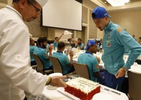 Aniversariante, Martinelli ganha bolo na Seleção e oferece primeiro pedaço