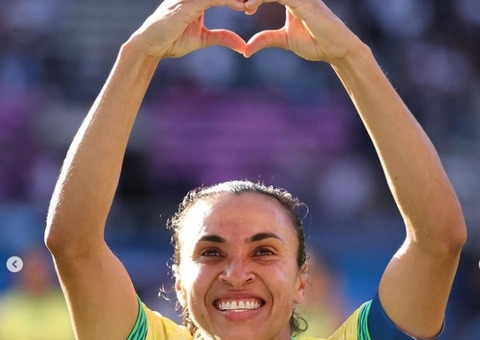 Marta anuncia noivado com colega de time após dois anos de namoro