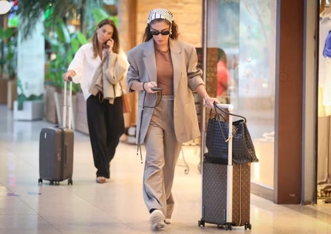 Juliana Paes embarca no Rio e ostenta bolsas de luxo de R$ 70 mil