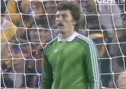 Morre ex-goleiro romeno que defendeu quatro pênaltis contra o Barcelona na final da Champions