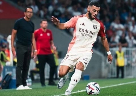 Atacante do Lyon sofre assalto à mão armada em casa; veja prejuízo