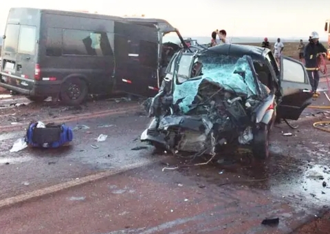 Motorista morre e três pessoas ficam feridas após acidente com van de dupla sertaneja