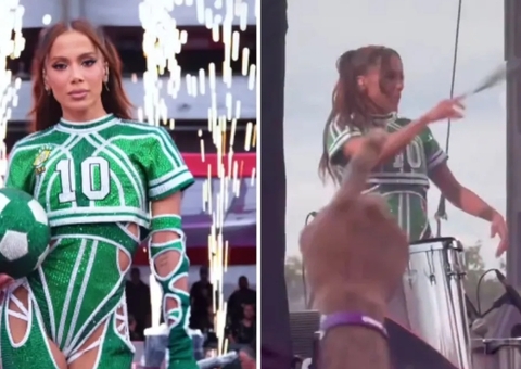 Anitta joga microfones no chão durante show; vídeo