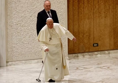 Papa Francisco tropeça após bengala quebrar durante audiência no Vaticano