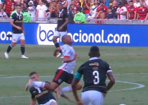 Zagueiro do Vasco é expulso após falta em cima de De la Cruz