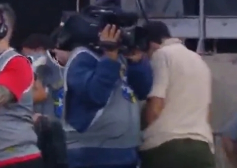 Abel se manifesta sobre "empurrão" em cinegrafista em derrota do Palmeiras