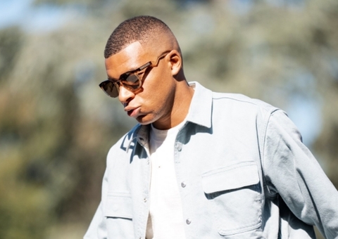 Com nariz quebrado, Mbappé sofre para encontrar máscara ideal