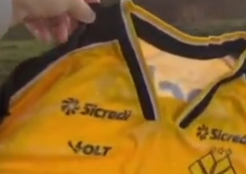 Torcedor mostra camisa do Criciúma congelada com frio intenso em SC