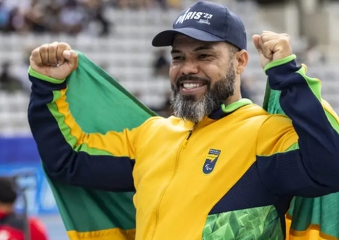 Claudiney Batista quebra recorde e leva o tri no lançamento do disco