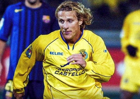 Ex-atacante Forlán quebra três costelas em jogo de veteranos no Uruguai