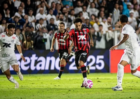 Com pênalti polêmico, Santos perde do Vitória e fica colado no Z4 do Brasileiro