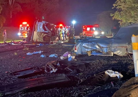 Colisão entre caminhão e micro-ônibus deixa cinco mortos na BR-386