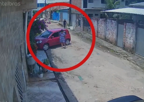 Criminoso furta carro ligado enquanto dona abria portão de casa em Manaus; vídeo