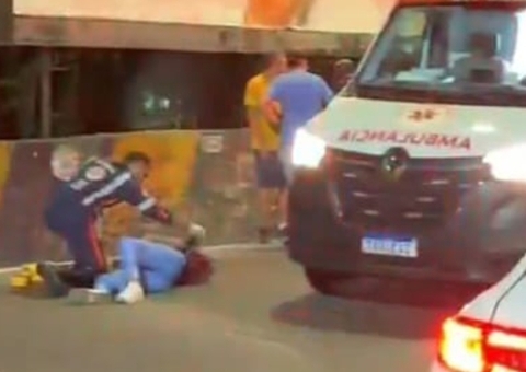 Mulher cai de moto e fica gravemente ferida no bairro Parque Dez