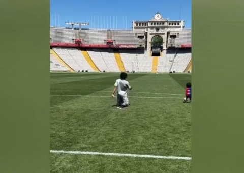 Raphinha atravessa campo de joelhos para agradecer temporada no Barcelona