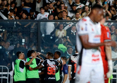 Léo Jardim salva e Vasco vence o Operário nos pênaltis