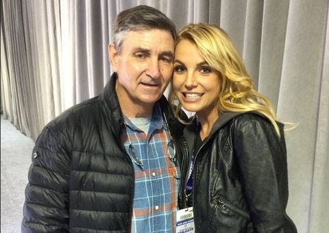 Britney Spears diz que o pai está tentando extorquir dinheiro