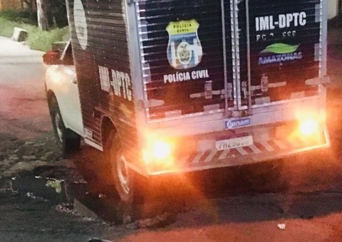 Homem é assassinado a facadas e tiros em rua de Manaus