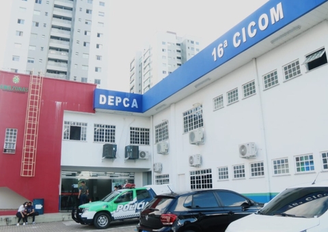 Mãe se entrega à polícia após suspeitas de vender filhas em Manaus