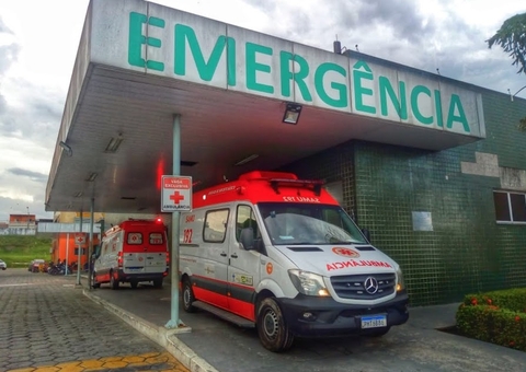 Homem fica ferido após moto parar debaixo de carro em avenida de Manaus