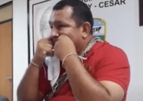 Vídeo: Prefeito é flagrado usando máscara como fio dental 