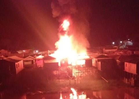 Famílias perdem tudo em incêndio que devastou três casas no Amazonas 