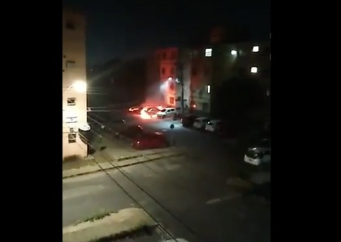 Carro pega fogo no estacionamento de condomínio em Manaus; veja vídeo