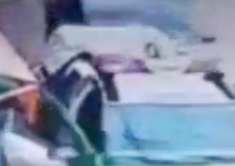 Vídeo: PM escapa da morte após viatura ser atingida por carro em Manaus