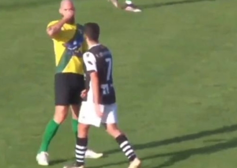 Vídeo: Jogador é expulso após assoar o nariz em rival 
