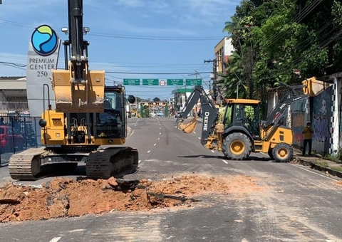 Parte de avenida afunda e é interditada em Manaus 