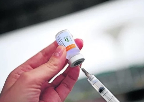 Cidades brasileiras suspendem vacinação por falta de doses
