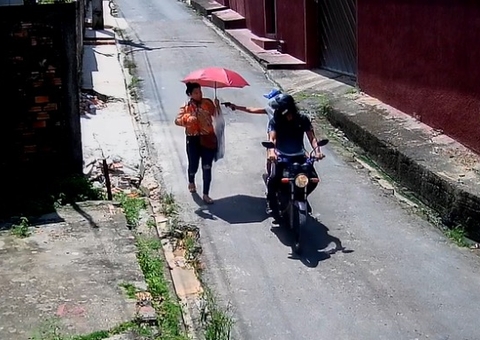 Mulher é assaltada por casal em moto em Manaus; Veja vídeo 