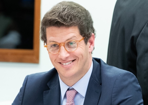 Ricardo Salles é alvo de pedidos de investigação por 'quebrar' isolamento